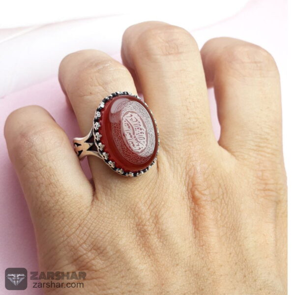 عکس انگشتر عقیق قرمز خطی با رکاب ماشینی و طرح‌ نیزه