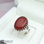 عکس انگشتر عقیق قرمز خطی با رکاب ماشینی و طرح‌ نیزه