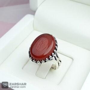 عکس انگشتر عقیق قرمز خطی با رکاب ماشینی و طرح‌ نیزه