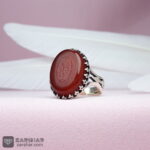 عکس انگشتر عقیق قرمز خطی با رکاب ماشینی و طرح‌ نیزه