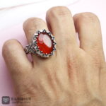عکس انگشتر عقیق یمنی سرخ با رکاب ماشینی و بغل طرح دار