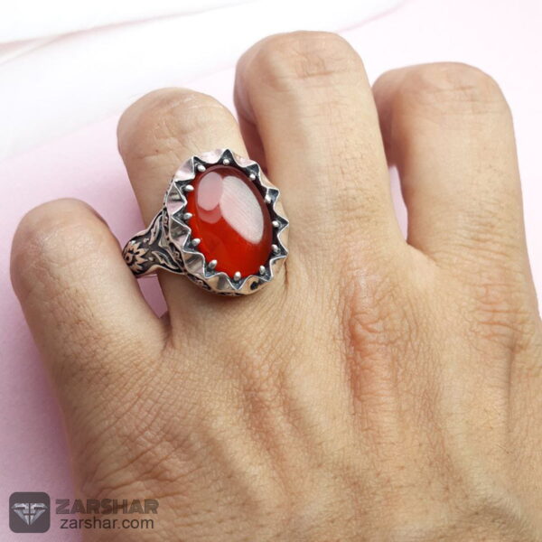 عکس انگشتر عقیق یمنی سرخ با رکاب ماشینی و بغل طرح دار