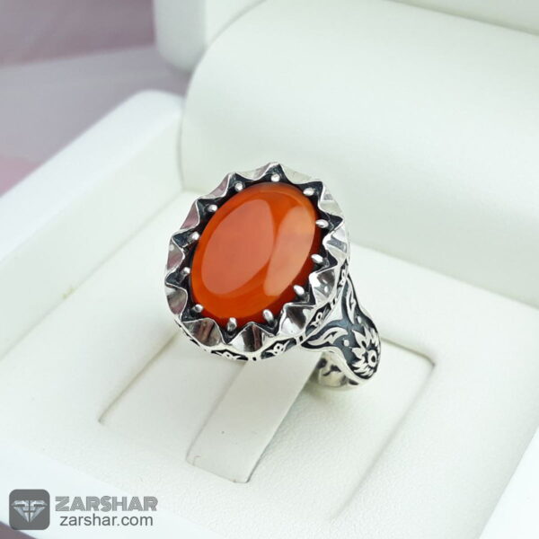 انگشتر عقیق یمنی سرخ با رکاب ماشینی و بغل طرح دار عکس انگشتر عقیق یمنی سرخ با رکاب ماشینی و بغل طرح دار