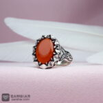 عکس انگشتر عقیق یمنی سرخ با رکاب ماشینی و بغل طرح دار