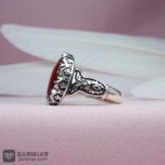 عکس انگشتر عقیق یمنی سرخ با رکاب ماشینی و بغل طرح دار