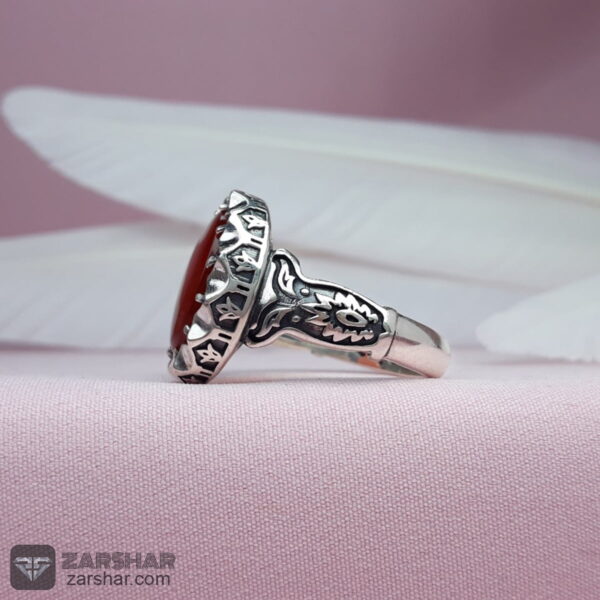 عکس انگشتر عقیق یمنی سرخ با رکاب ماشینی و بغل طرح دار