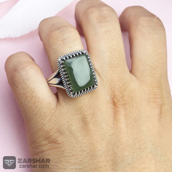 عکس انگشتر یشم‌ یمنی چهارگوش 12.2 گرم