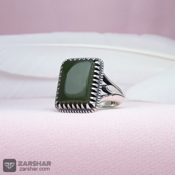 عکس انگشتر یشم‌ یمنی چهارگوش 12.2 گرم