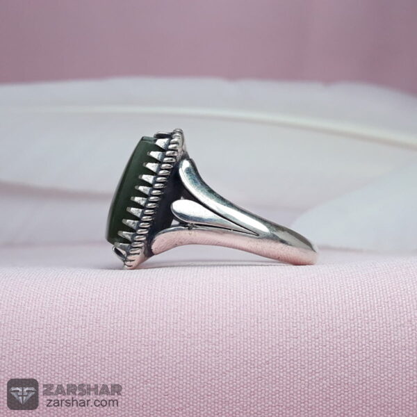 عکس انگشتر یشم‌ یمنی چهارگوش 12.2 گرم