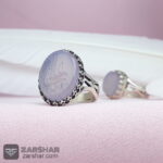 عکس انگشتر ست عقیق یمنی سوسنی با خط یا علی یا زهرا با رکاب نیزه‌ای