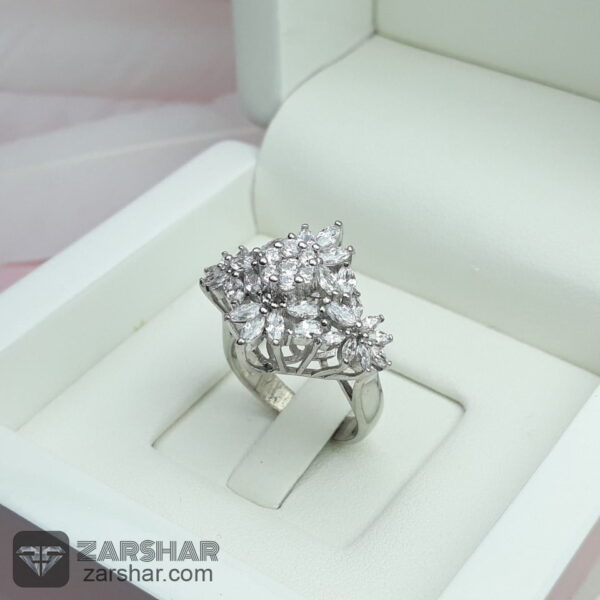 انگشتر زنانه نگین دار طرح فلاور عکس انگشتر زنانه نگین دار طرح فلاور
