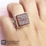 عکس انگشتر عقیق یمنی سرخ علی مع الحق همراه حرز امام جواد و تربت امام حسین