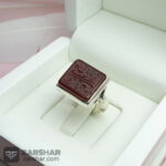 عکس انگشتر عقیق یمنی سرخ علی مع الحق همراه حرز امام جواد و تربت امام حسین