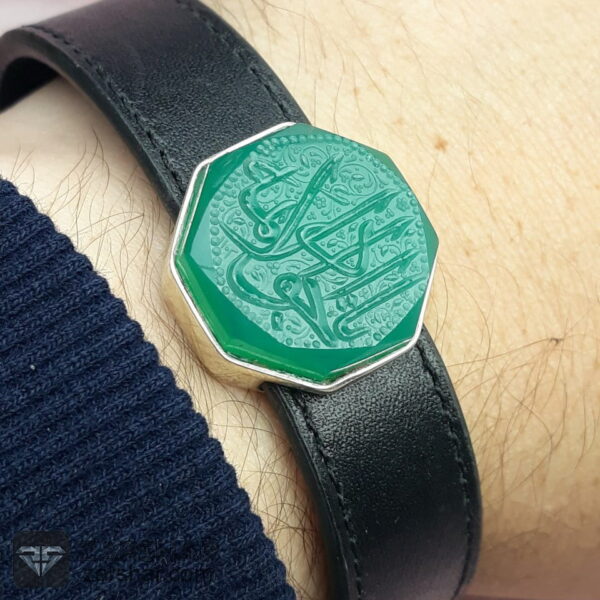 دستبند چرمی عقیق سبز خطی جواد الائمه عکس دستبند چرمی عقیق سبز خطی جواد الائمه
