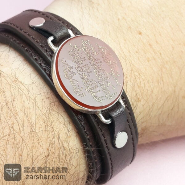 عکس دستبند چرمی عقیق قرمز وان یکاد قاب نقره دست‌ساز