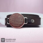 عکس دستبند چرمی عقیق قرمز وان یکاد قاب نقره دست‌ساز