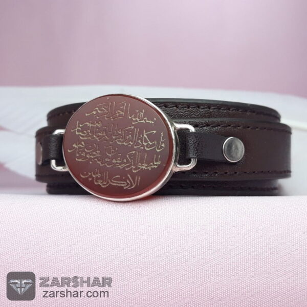 عکس دستبند چرمی عقیق قرمز وان یکاد قاب نقره دست‌ساز