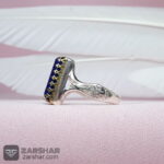 عکس انگشتر لاجورد افغانی چهارگوش با طرح نیزه و تاج برنجی