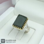 عکس انگشتر یمنی چهارگوش با طرح نیزه