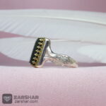 عکس انگشتر یمنی چهارگوش با طرح نیزه
