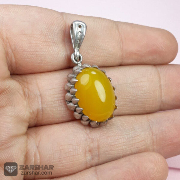 گردنبند عقیق زرد شرف الشمس طرح زرین زنانه عکس گردنبند عقیق زرد شرف الشمس طرح زرین زنانه