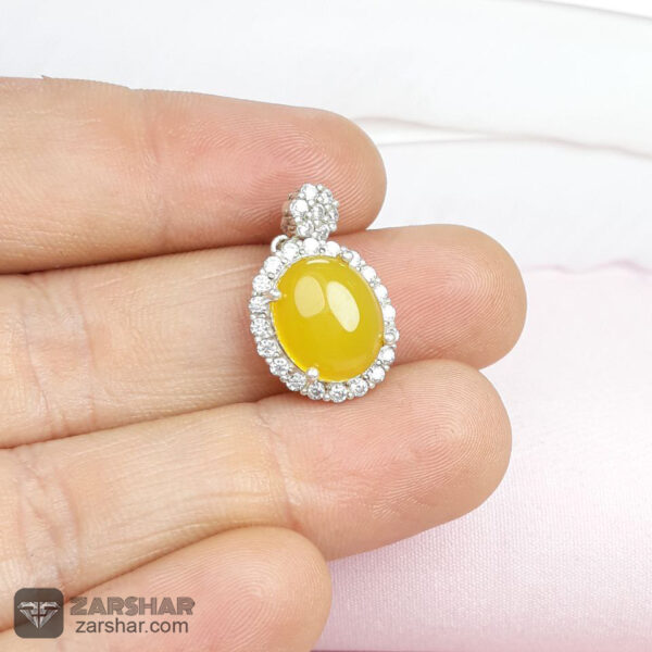 عکس گردنبند عقیق زرد زنانه