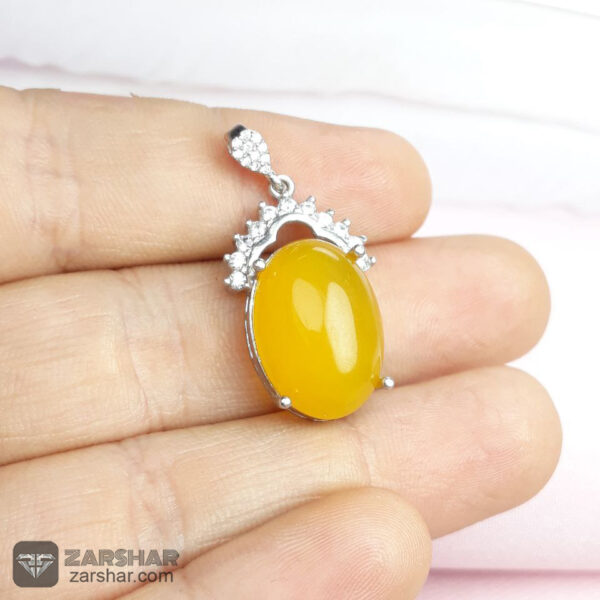 گردنبند عقیق زرد شرف الشمس طرح بانو عکس گردنبند عقیق زرد شرف الشمس طرح بانو