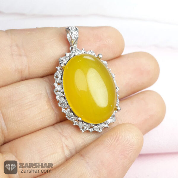 گردنبند عقیق زرد شرف الشمس طرح حسنا زنانه عکس گردنبند عقیق زرد شرف الشمس طرح حسنا زنانه