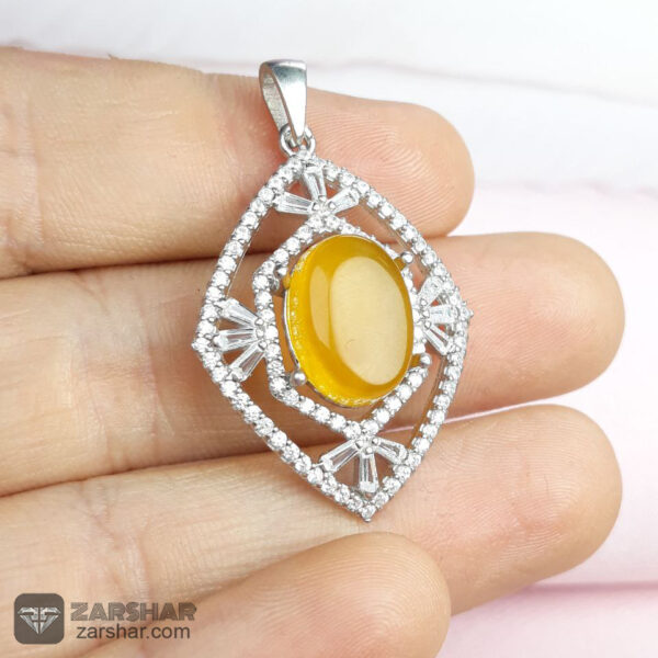 گردنبند عقیق زرد شرف الشمس طرح پارمیدا عکس گردنبند عقیق زرد شرف الشمس طرح پارمیدا