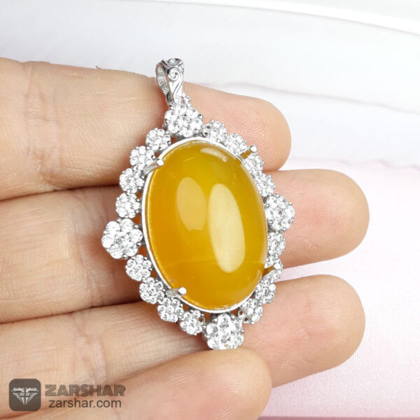 گردنبند عقیق زرد شرف الشمس طرح نازگل زنانه عکس گردنبند عقیق زرد شرف الشمس طرح نازگل زنانه