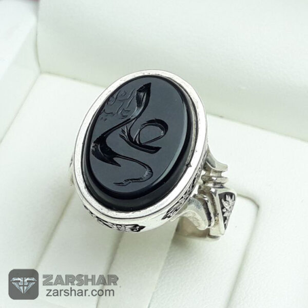 عکس انگشتر عقیق مشکی خطی علی علیه السلام همراه حرز و تربت