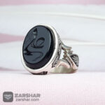 عکس انگشتر عقیق مشکی خطی علی علیه السلام همراه حرز و تربت