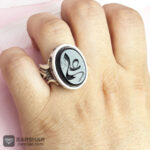 عکس انگشتر عقیق مشکی خطی علی علیه السلام همراه حرز و تربت