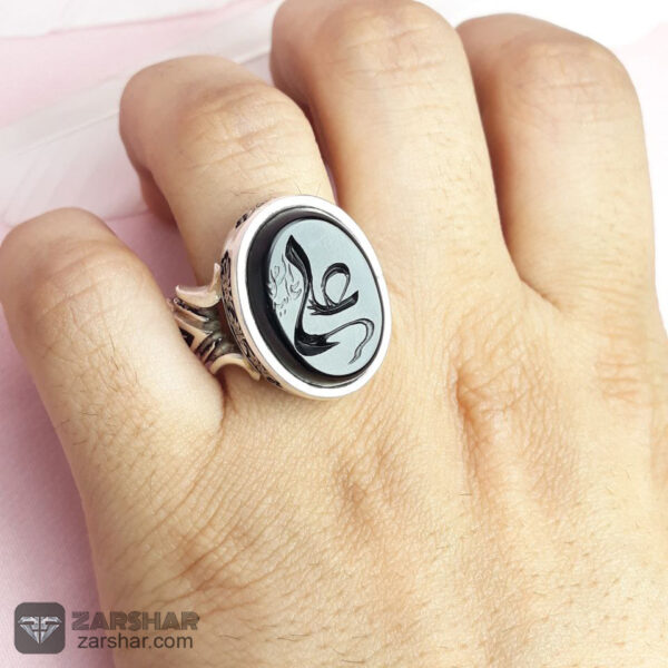 عکس انگشتر عقیق مشکی خطی علی علیه السلام همراه حرز و تربت