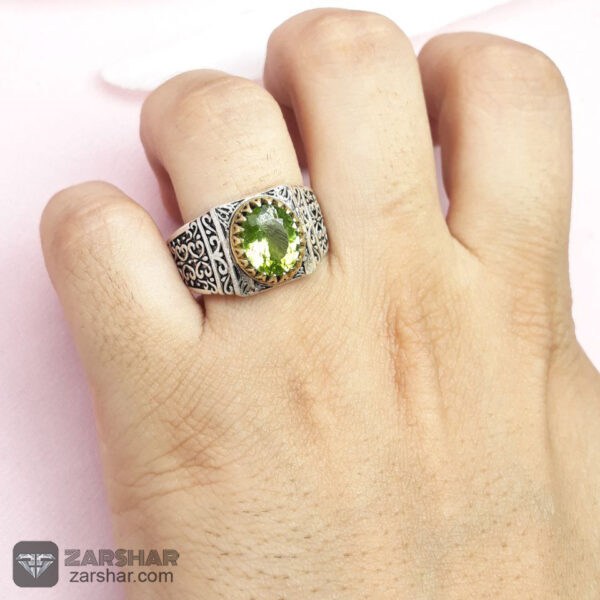 عکس انگشتر زبرجد با تاج برنجی